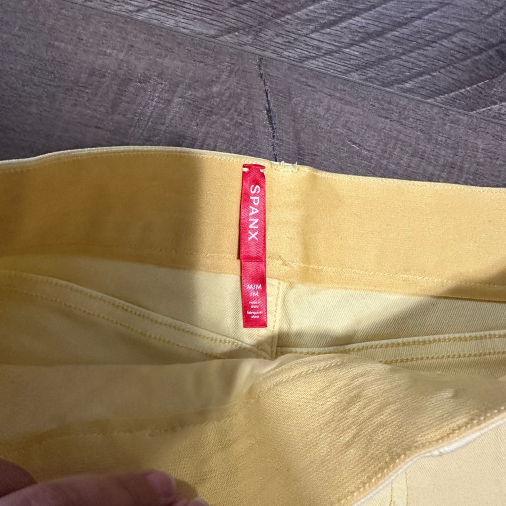 NWOT Spanx Flat Front Pull-on Stretch Twill Chino Shorts 6 inch Butter Yellow M - Picture 2 of 3
